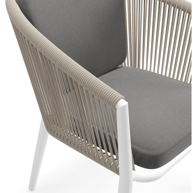 Orso tuinstoel in wit aluminium en beige verticaal geweven ronde rope met kussen in natte charcoal chine all weather sunbrella® luxe