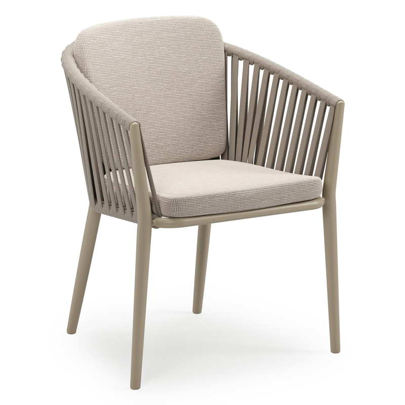 Orso stapelbare tuinstoel in beige aluminium en beige verticaal geweven luxe vlakke brede rope met stoelkussen in All Weather Sunbrella® Luxe Slow Farafra