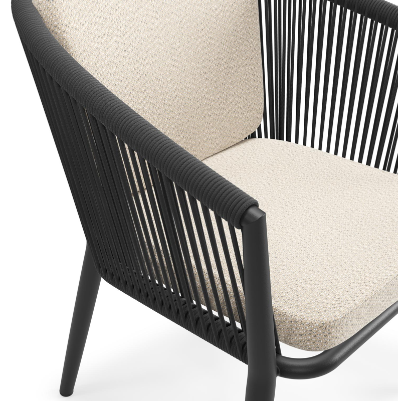 Orso tuinstoel in zwart aluminium en zwart verticaal geweven ronde rope met zitkussen in All Weather Sunbrella® Luxe Lopi Sand