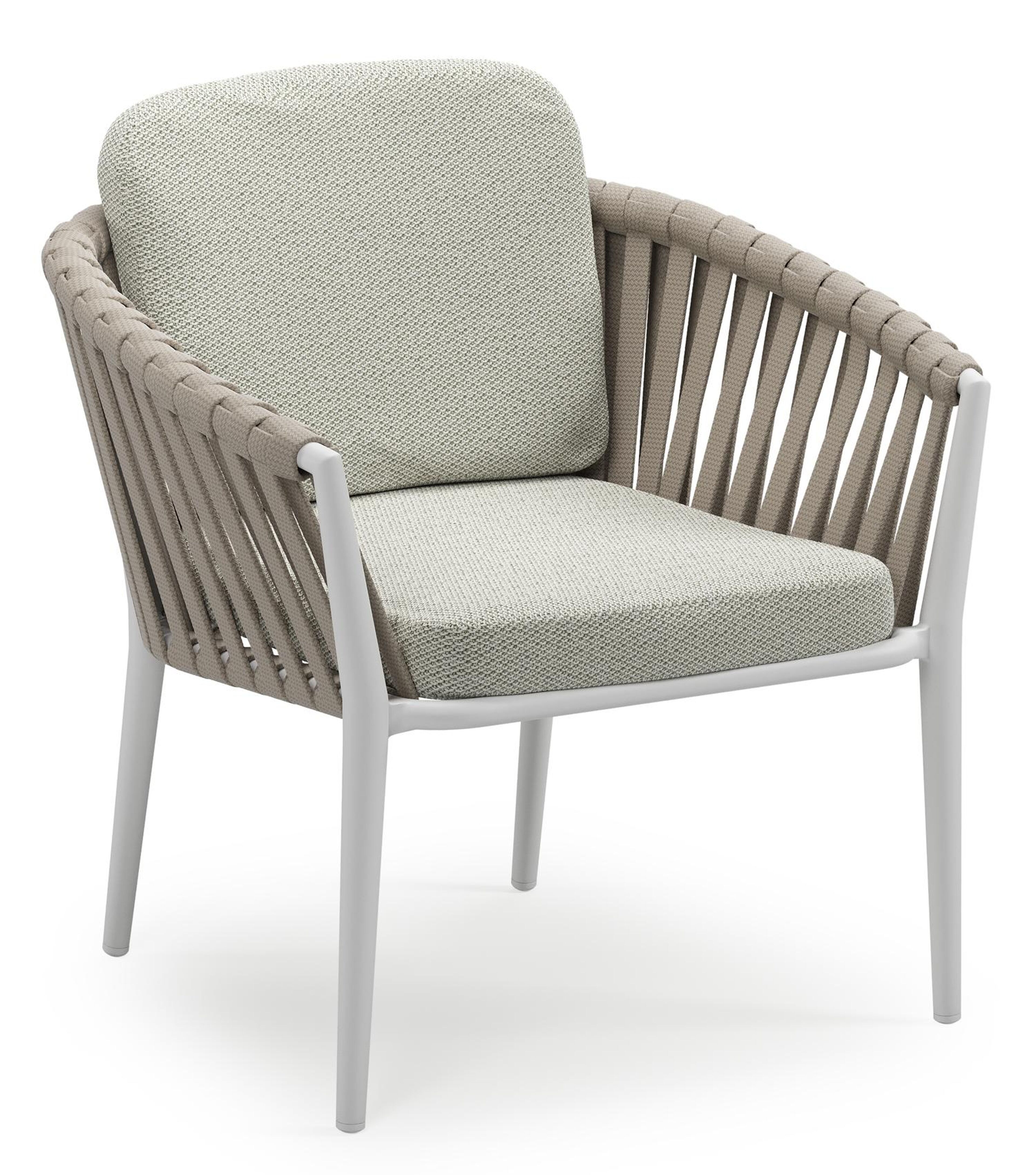 Orso low dining tuinstoel in wit aluminium en beige verticaal geweven luxe vlakke brede rope met stoelkussen in All Weather Sunbrella® Luxe Lopi Bud