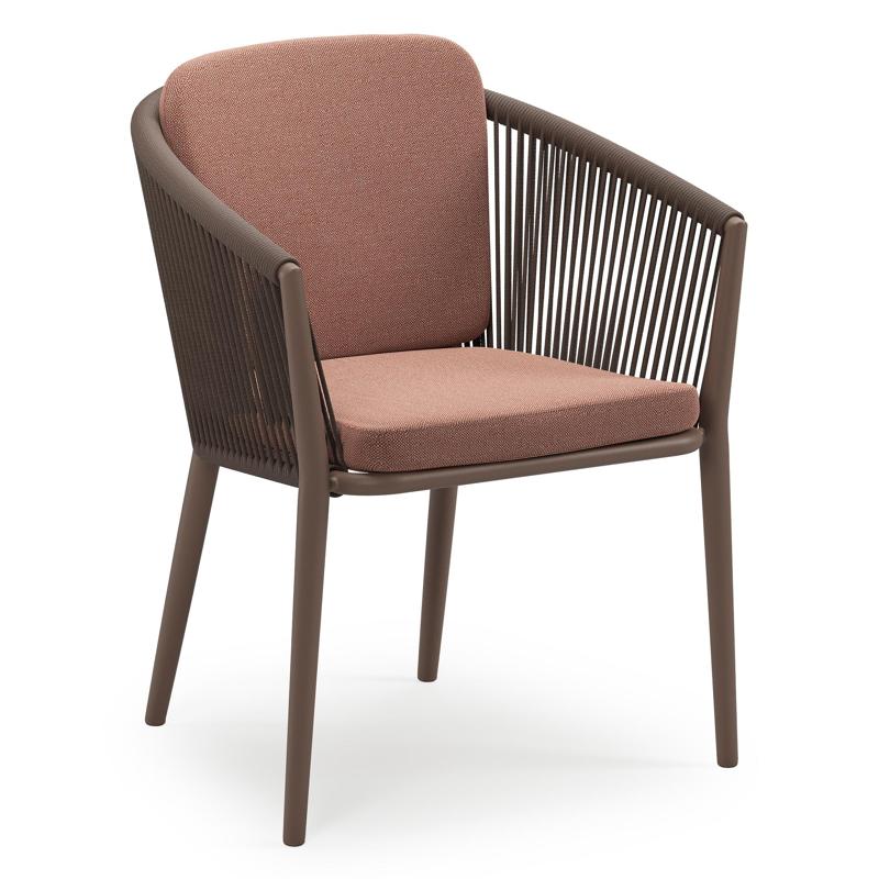 Chaise de jardin empilable Orso en aluminium taupe et corde ronde tissée verticalement taupe avec coussin en All Weather Sunbrella® Luxe Savane Rust