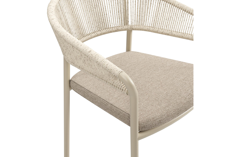 Mosa tuinset in beige aluminium en crema minerale sintered stone met 8 stapelbare Zamora tuinstoelen