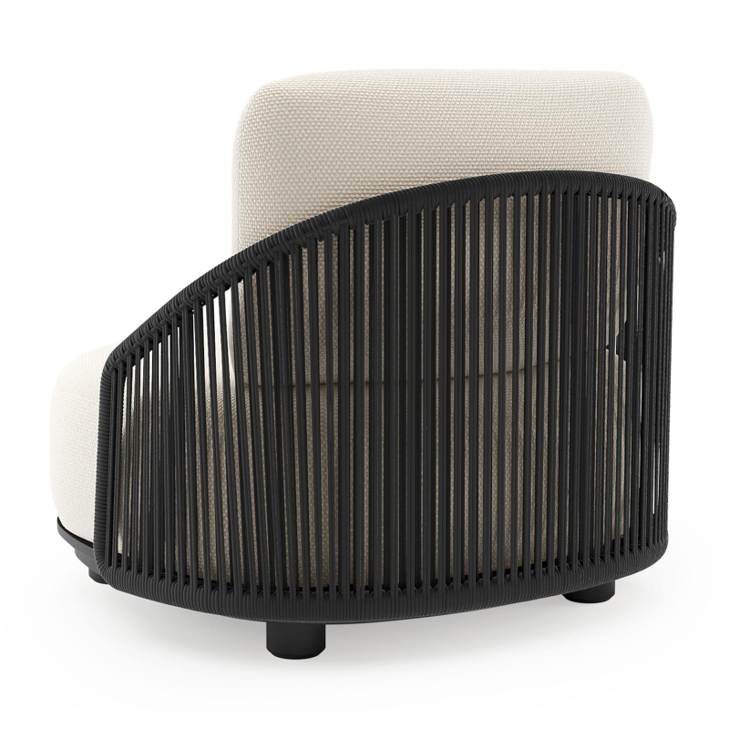 Fauteuil de jardin Vadelo en aluminium noir et corde ronde tissée verticalement noir et coussins en all weather cosytica althea off white