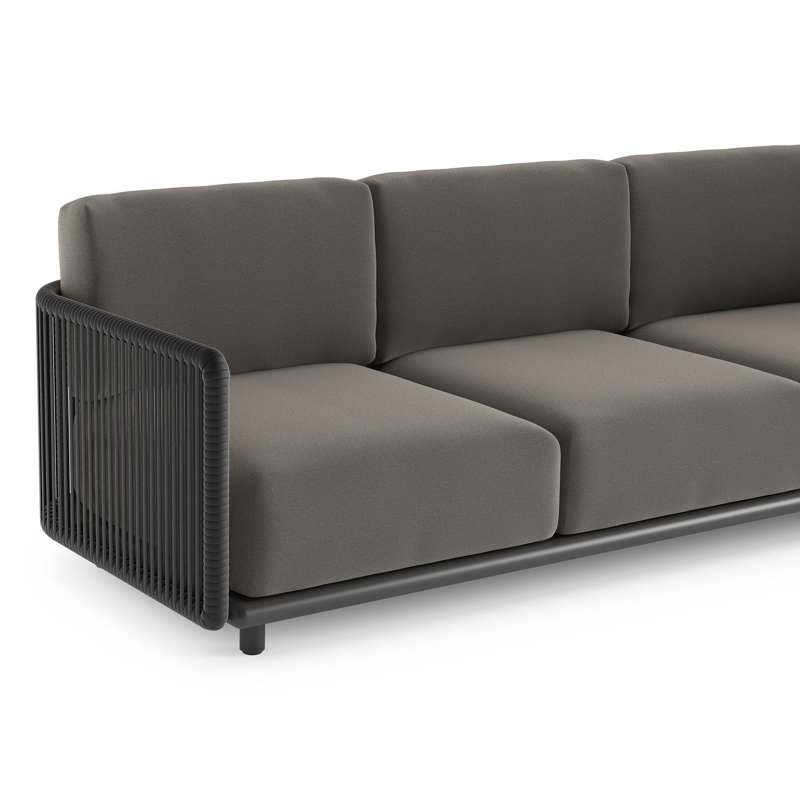 Organo loungebank in zwart aluminium en zwart verticaal geweven luxe vlakke rope met natte dark taupe all weather Sunbrella® luxe kussen