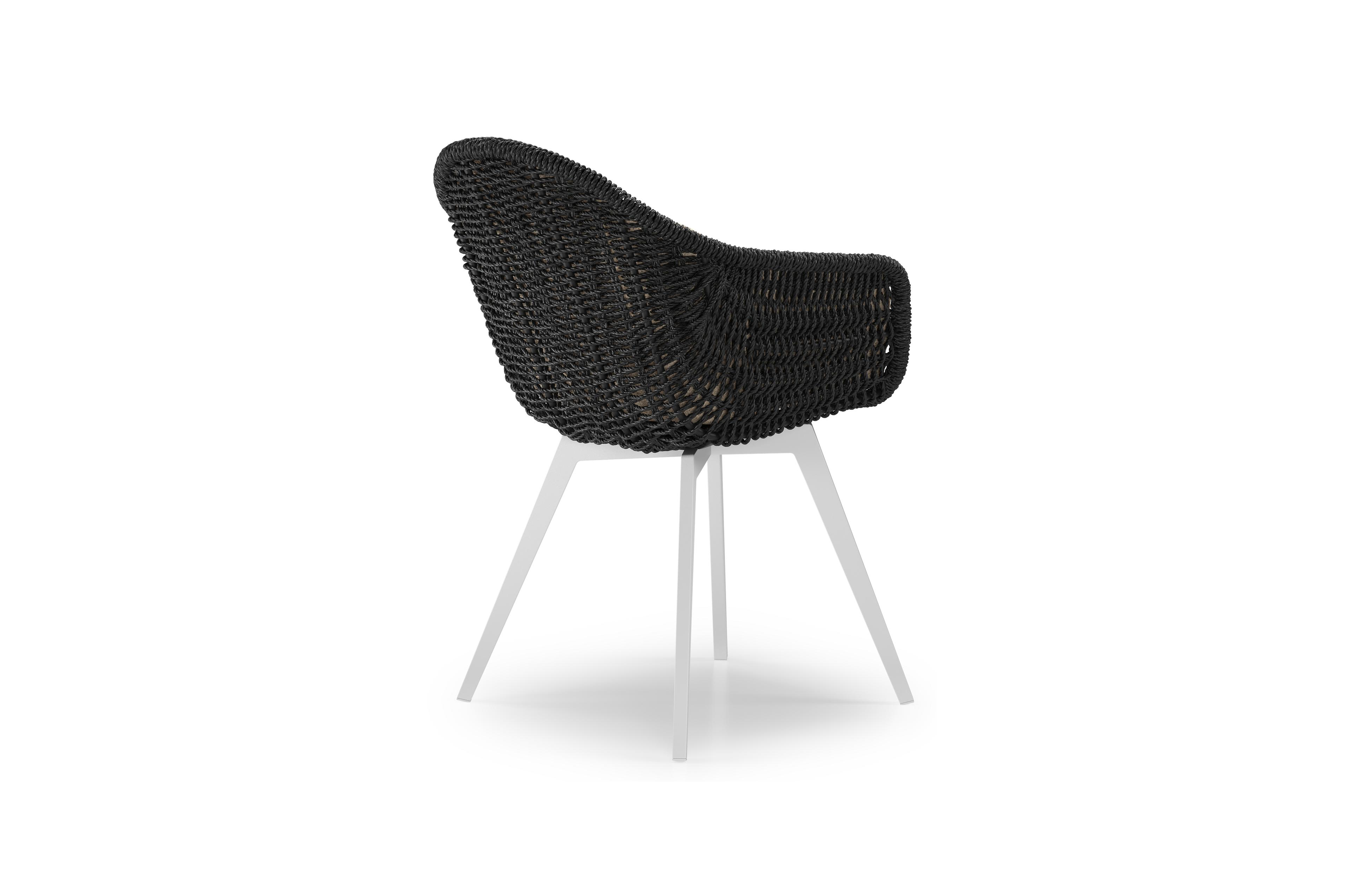 Pagino tuinstoel in wit aluminium en zwart ronde wicker met zitkussen in All Weather Cosytica Bora Desert