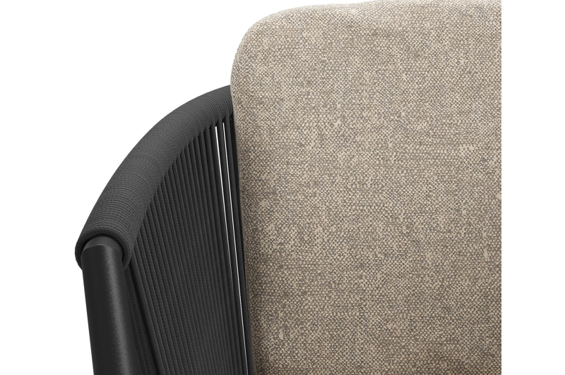 Orso tuinstoel in zwart aluminium en zwart verticaal geweven ronde rope met luxe zitkussen in All Weather Sunbrella® Luxe Chartres Pewter