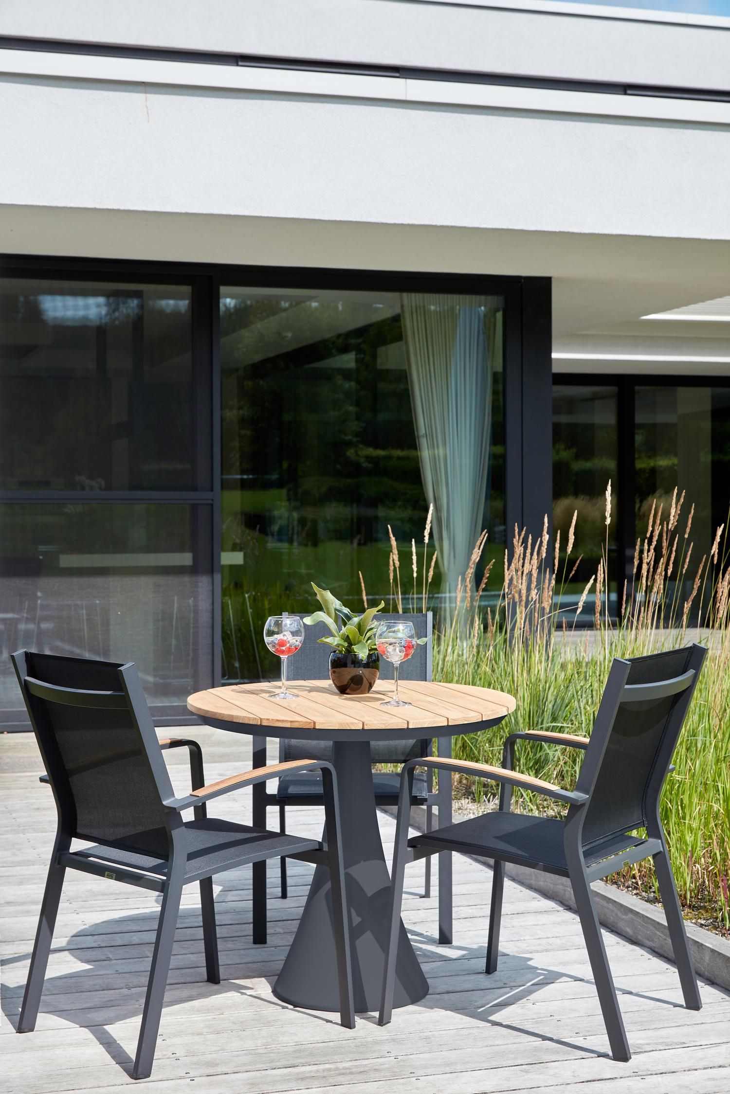 Lioni stapelbare tuinstoel in zwart aluminium en zwart comfort textilene en teak armleuning