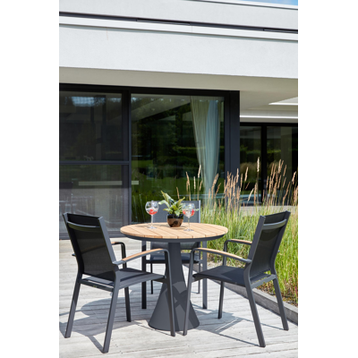 Lioni stapelbare tuinstoel in zwart aluminium en zwart comfort textilene en teak armleuning