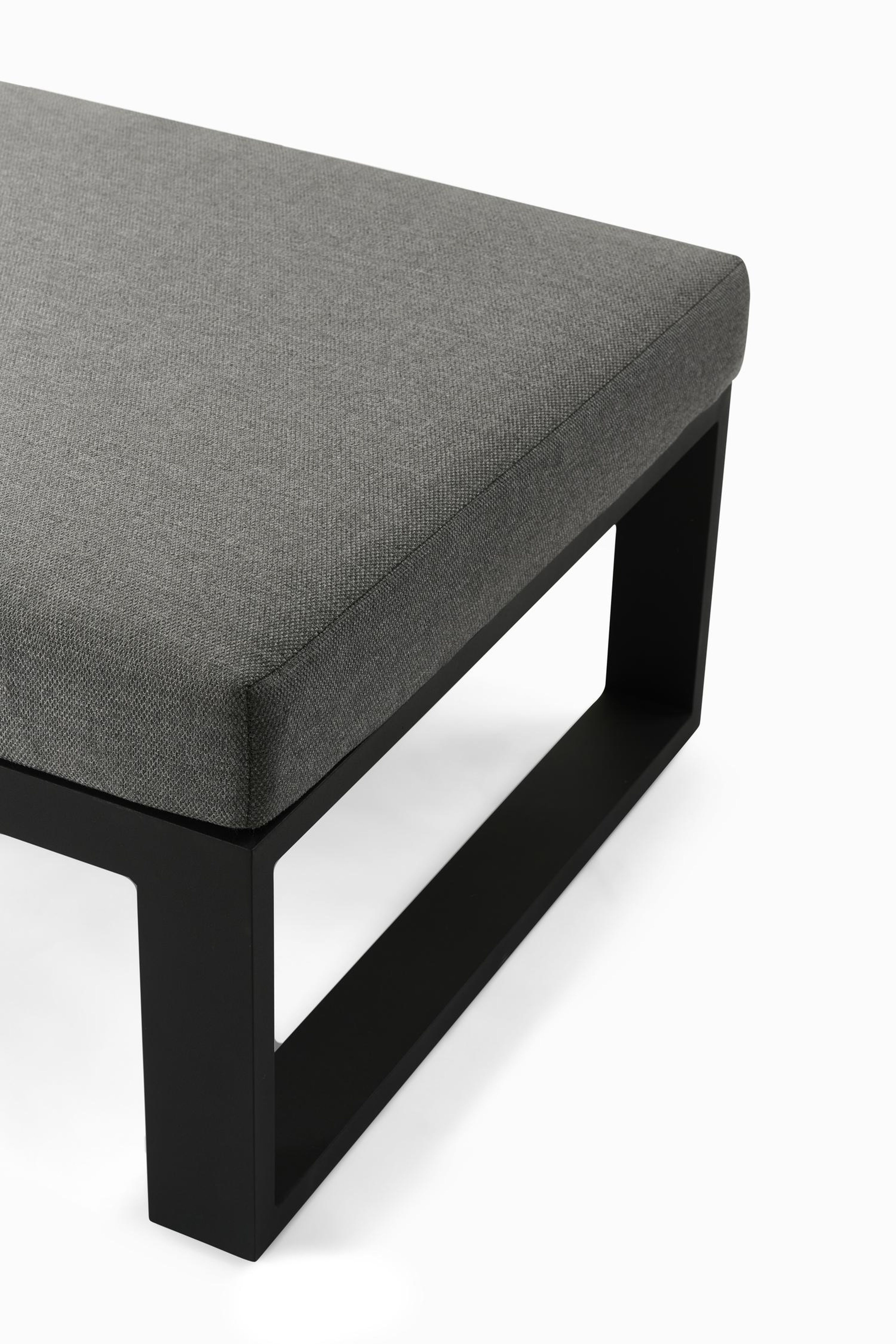 Livo loungetafel/poef in zwart aluminium - L 84 x B 70 x H 32 cm