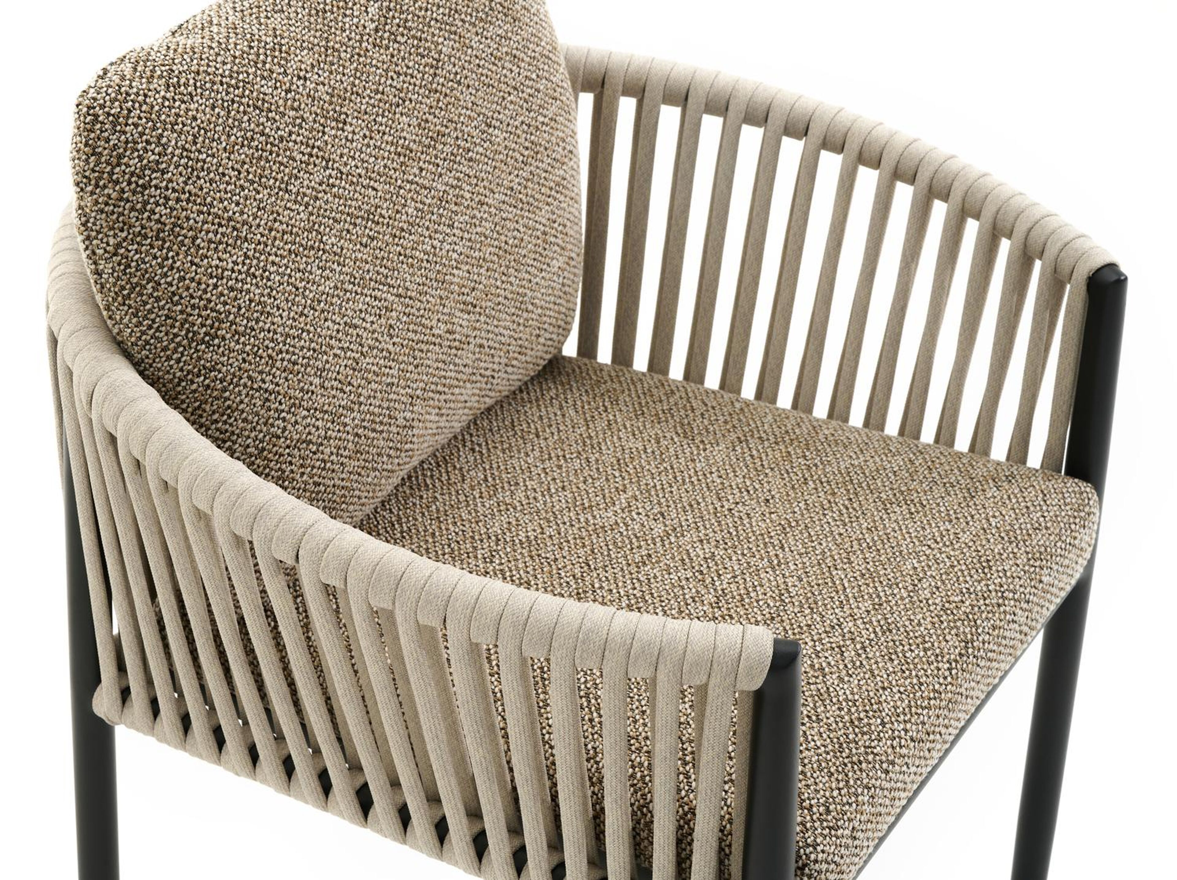 Organo tuinstoel in zwart aluminium en beige verticaal geweven vlakke rope met kussen in madagascar burch all weather cosytica