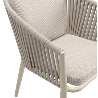 Orso tuinstoel in beige aluminium en beige verticaal geweven vlakke rope met luxe zitkussen in All Weather Sunbrella® Luxe Slow Farafra