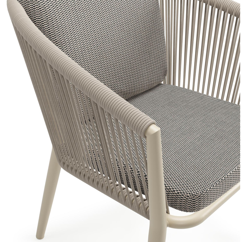 Orso tuinstoel in beige aluminium en beige verticaal geweven ronde rope met luxe zitkussen in All Weather Sunbrella® Luxe Lopi Pepper