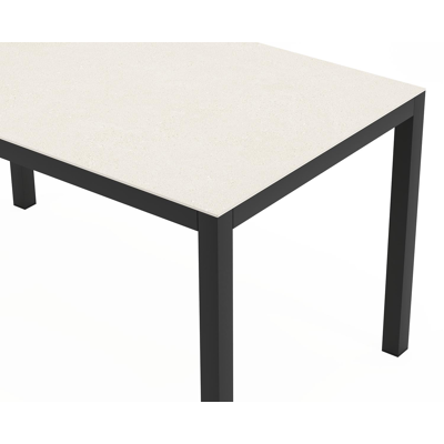 Feltro tuinset in zwart aluminium en sintered stone Crema minerale met 2 Calobra tuinstoelen