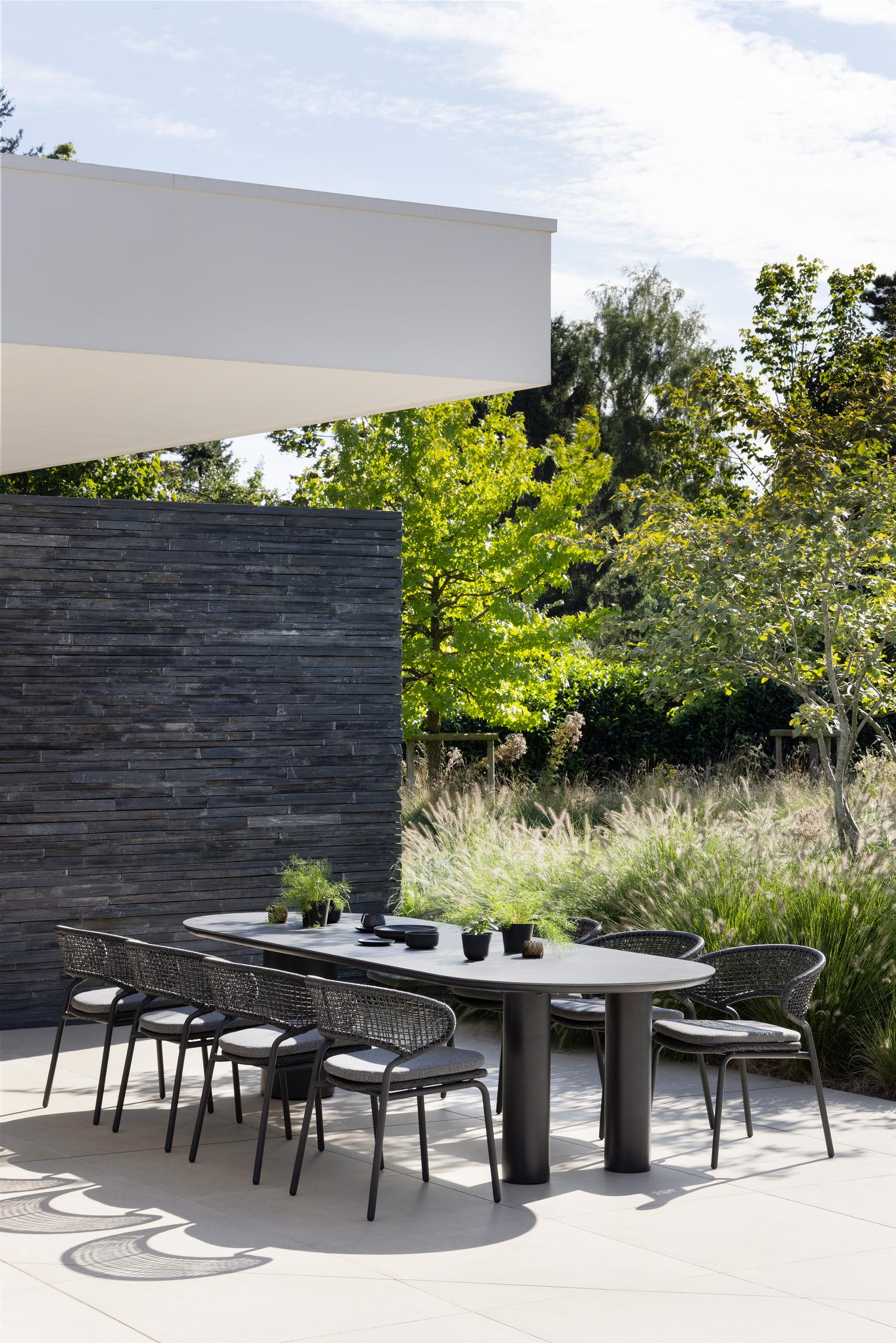 Chaise de jardin empilable Donato XL in aluminium noir et résine tressée noir