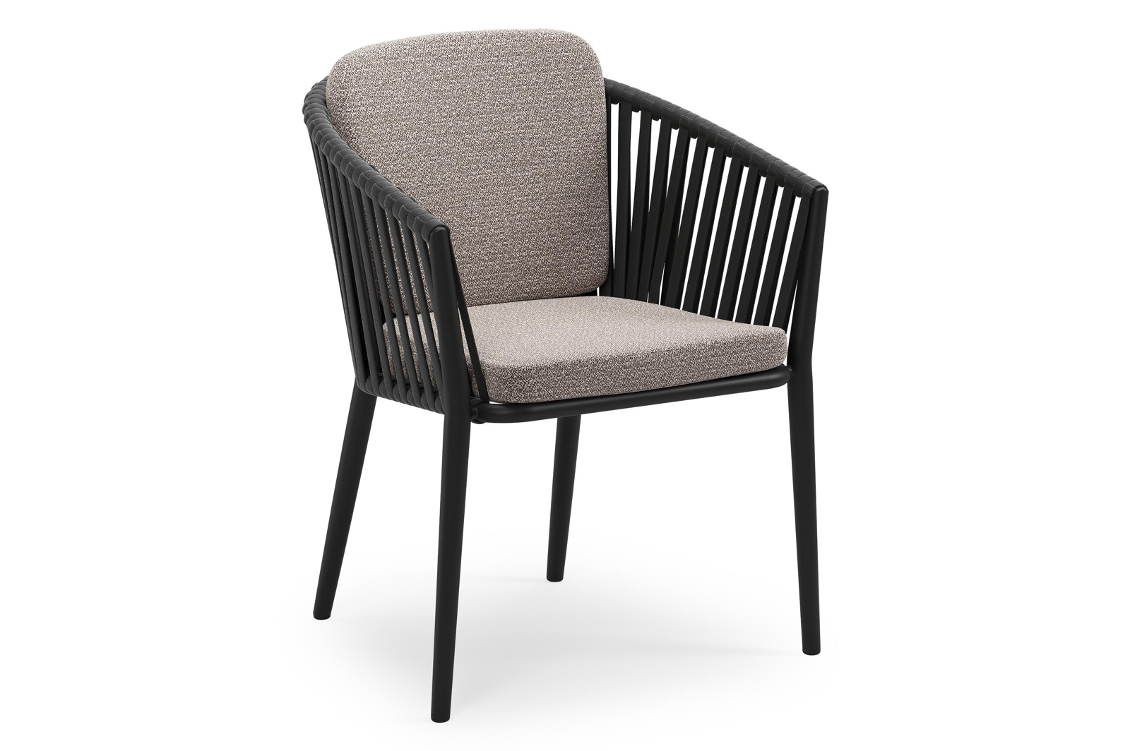 Orso stapelbare tuinstoel in zwart aluminium en zwart verticaal geweven luxe vlakke brede rope met stoelkussen in All Weather Sunbrella® Luxe Wander Granite