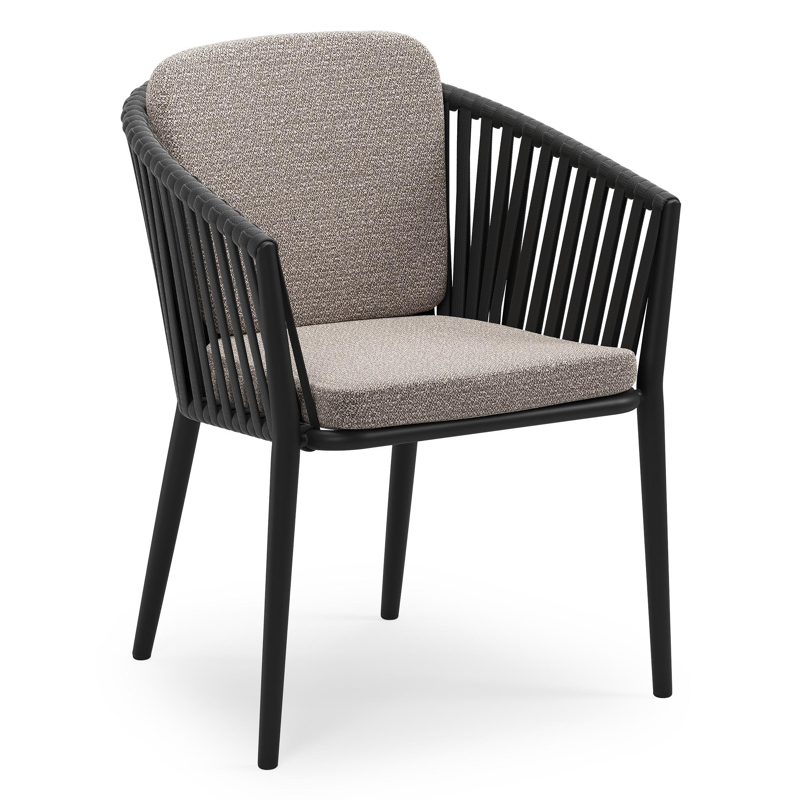 Orso stapelbare tuinstoel in zwart aluminium en zwart verticaal geweven luxe vlakke brede rope met stoelkussen in All Weather Sunbrella® Luxe Wander Granite