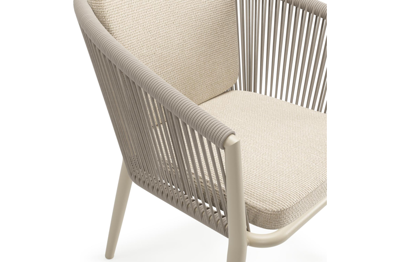 Orso stapelbare tuinstoel in beige aluminium en beige vierkant geweven ronde rope met kussen in All Weather Cosytica Althea Chalk