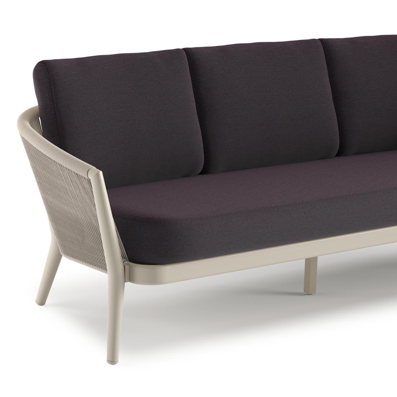 Orso loungeset in beige aluminium en beige verticaal geweven ronde rope met Tundra Red all weather sunbrella® luxe kussen