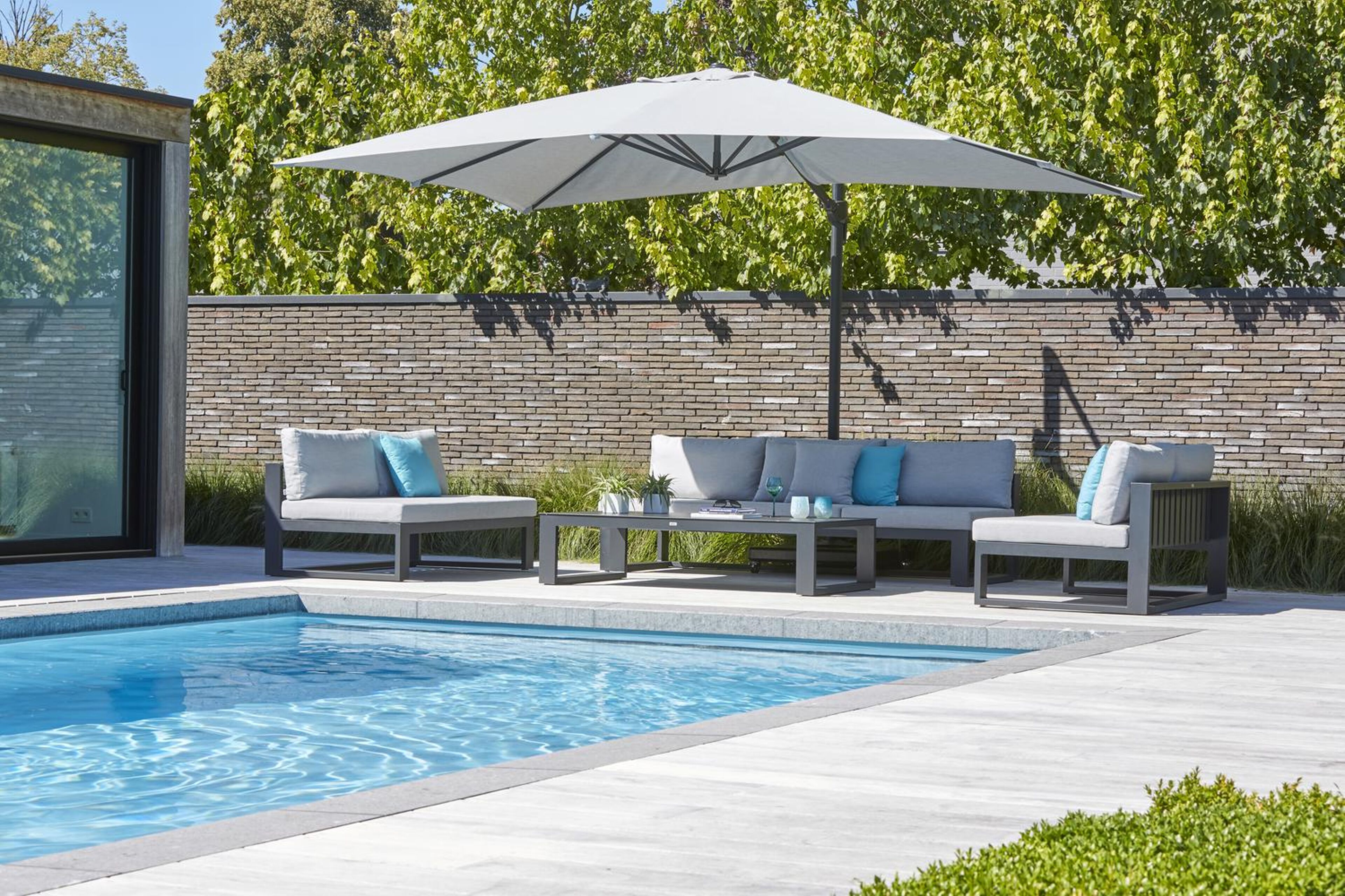 Parasol pendant Rufina en aluminium noir avec toile de parasol en all weather sunbrella® luxe natte grey chine - Larg1 400 x Larg2 300 cm (sans pied de parasol)