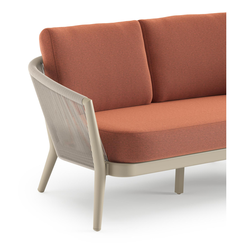 Orso loungebank in beige aluminium en beige verticaal geweven ronde rope met Heritage Rust all weather sunbrella® luxe kussen