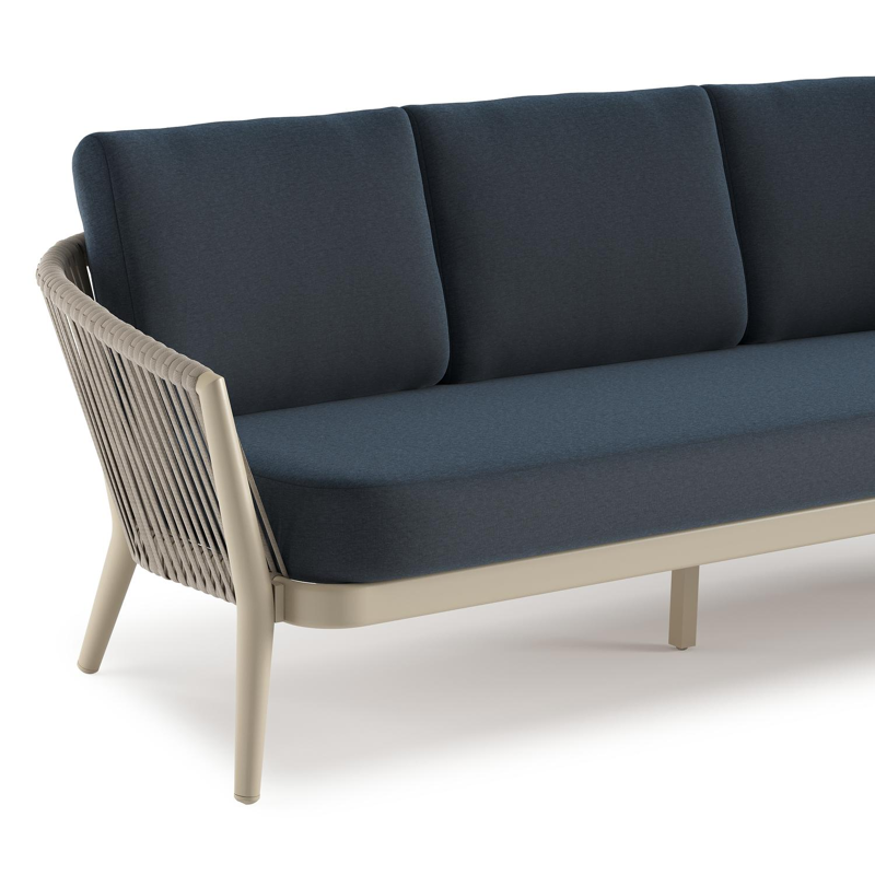 Orso loungebank in beige aluminium en beige verticaal geweven luxe vlakke rope met Heritage Indigo All Weather Sunbrella® luxe kussen