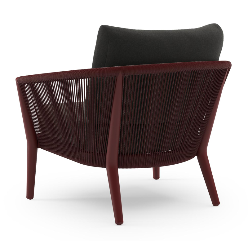 Orso loungestoel in ruby aluminium en ruby verticaal geweven ronde rope met Natte Sooty all weather sunbrella® luxe kussen