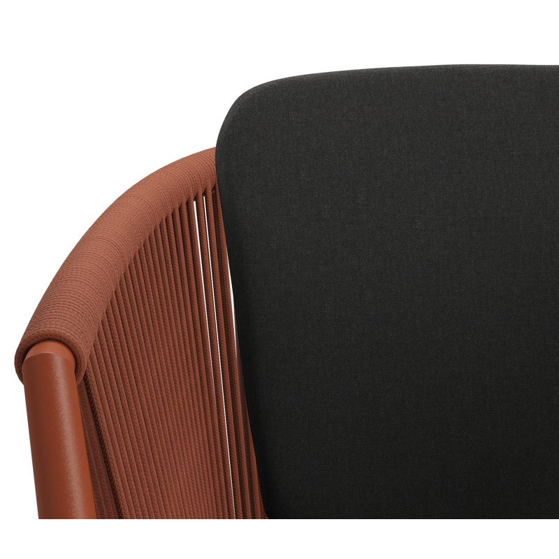 Chaise de jardin Orso en aluminium brun rouille et corde ronde tissée verticalement brun rouille avec coussin en All Weather Sunbrella® Luxe Natte Sooty