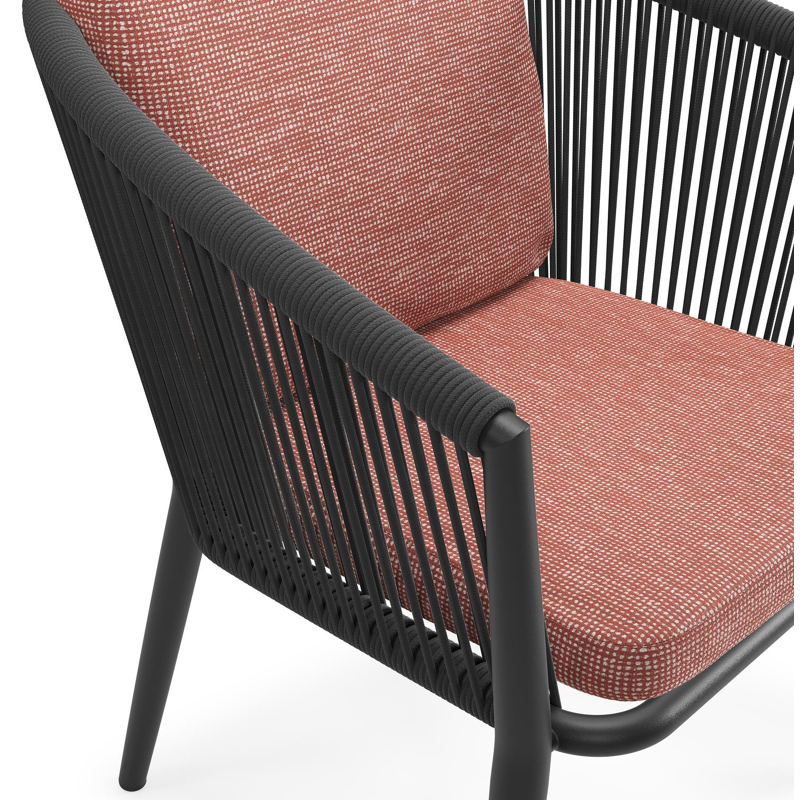 Orso tuinstoel in zwart aluminium en zwart verticaal geweven ronde rope met luxe zitkussen in All Weather Sunbrella® Luxe Slow Alezan