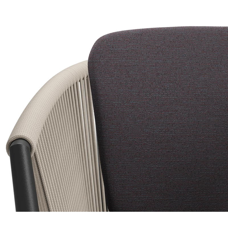 Chaise de jardin Orso en aluminium noir et corde ronde tissée verticalement beige avec coussin en All Weather Sunbrella® Luxe Tundra Red