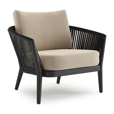 Orso loungestoel in zwart aluminium en zwart verticaal geweven ronde rope met Althea Chalk all weather cosytica kussen