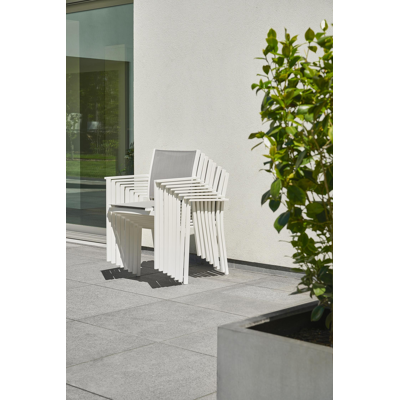 Set van 8 Bareto stapelbare tuinstoelen in wit aluminium en textilene
