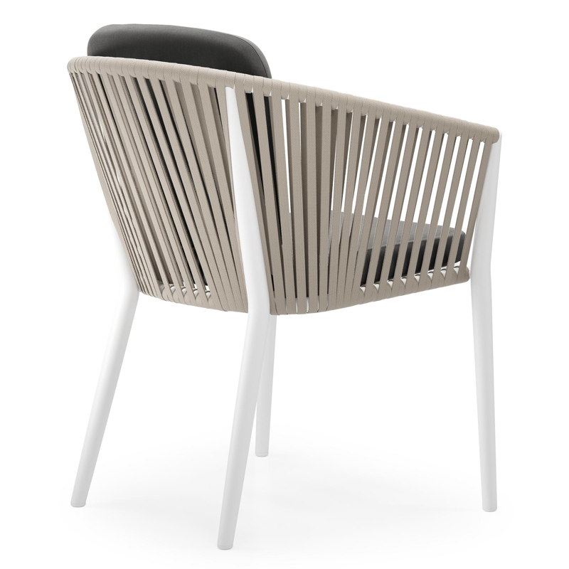 Orso tuinstoel in wit aluminium en beige verticaal geweven vlakke rope met kussen in natte charcoal chine all weather sunbrella® luxe