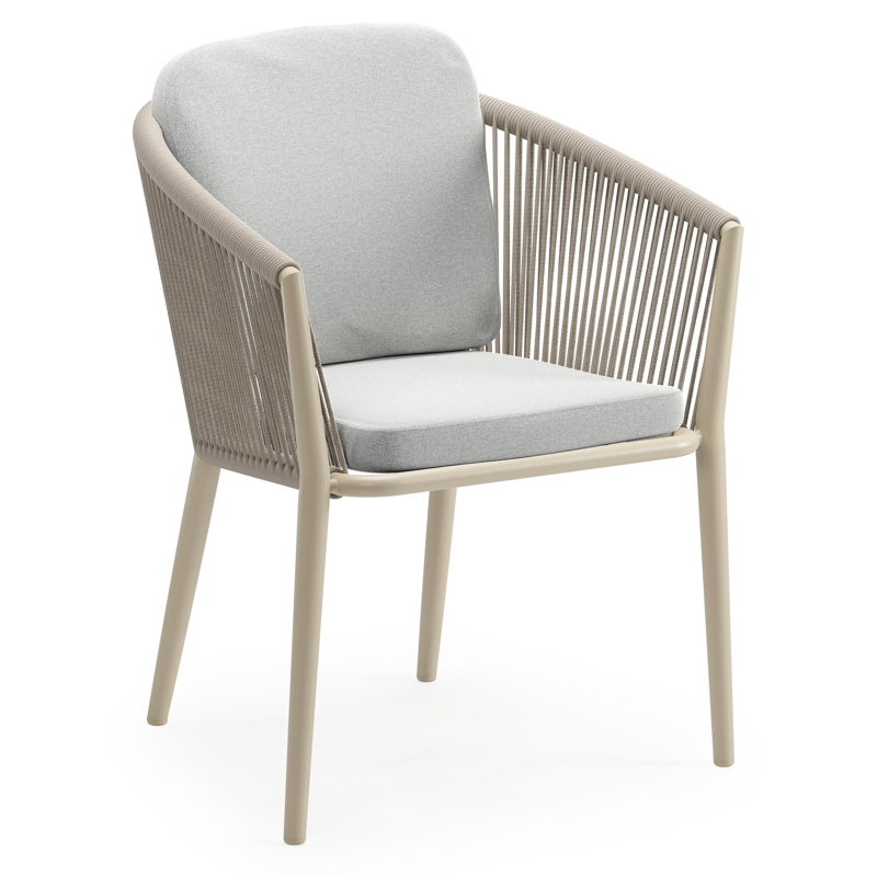 Orso tuinstoel in beige aluminium en beige verticaal geweven ronde rope met luxe zitkussen in All Weather Sunbrella® Luxe Natte Grey Chine