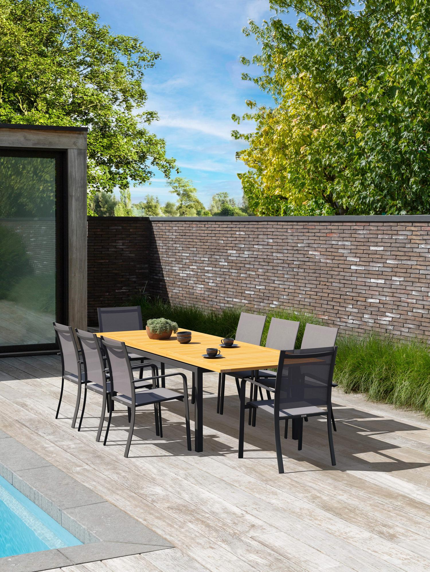 Amalfi tuinset met verlengbare tafel in zwart aluminium en teak tafelblad met 8 stapelbare Calobra tuinstoelen