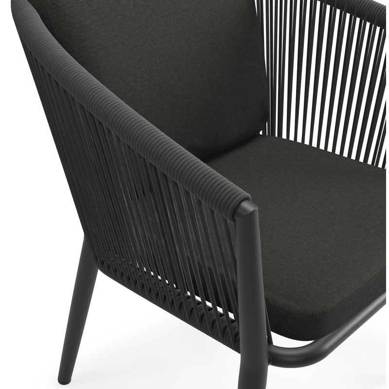 Orso tuinstoel in zwart aluminium en zwart verticaal geweven ronde rope met luxe zitkussen in All Weather Sunbrella® Luxe Heritage Char