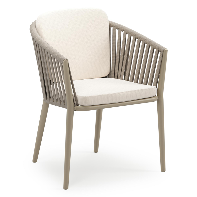 Orso stapelbare tuinstoel in beige aluminium en beige verticaal geweven luxe vlakke brede rope met stoelkussen in All Weather Sunbrella® Luxe Lopi Snow