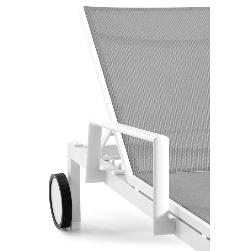 Caravelle verstelbaar ligbed in wit aluminium met grijs textilene met armleuning