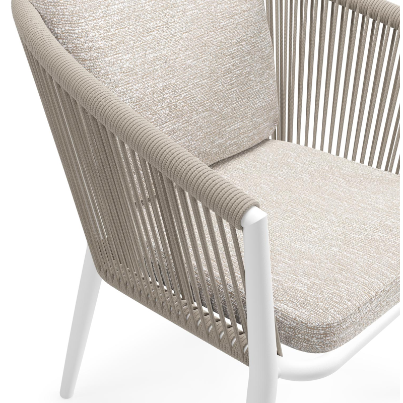 Orso tuinstoel in wit aluminium en beige verticaal geweven ronde rope met luxe zitkussen in All Weather Sunbrella® Luxe Tundra Sand