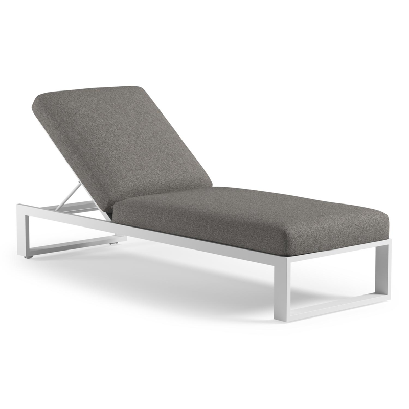 Verato verstelbaar ligbed in wit aluminium met tundra charcoal all weather Sunbrella® luxe kussen