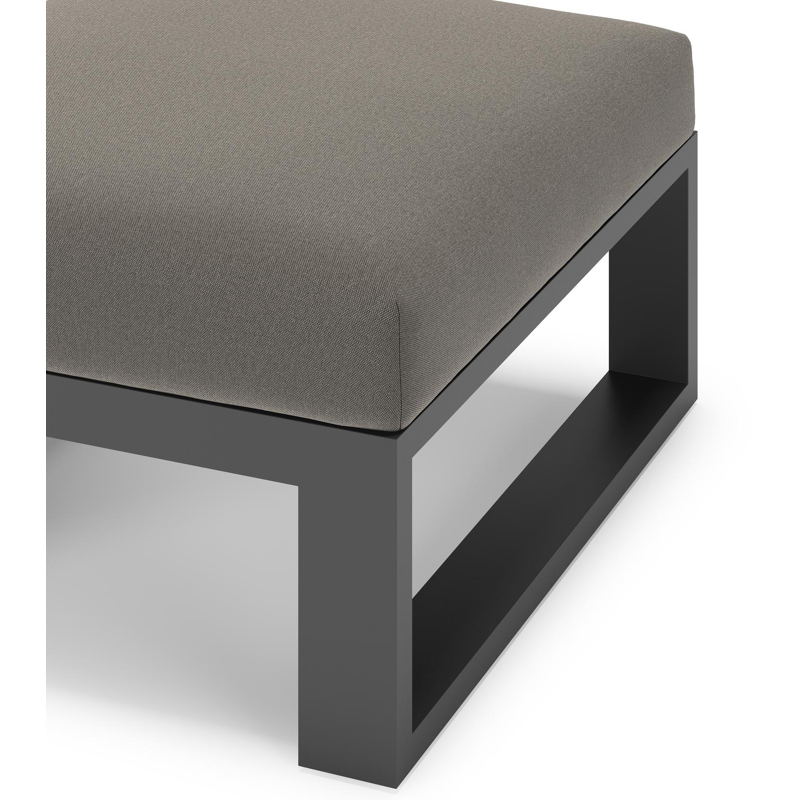 Verato poef in zwart aluminium met natte dark taupe all weather sunbrella® luxe kussen