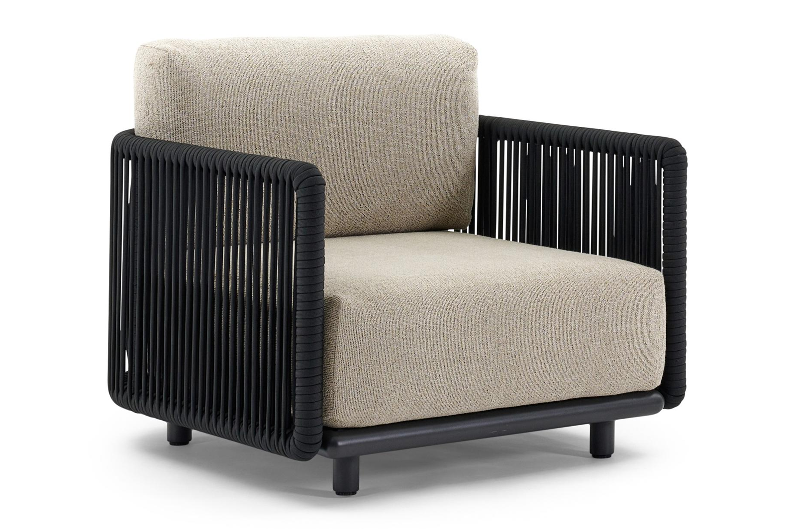 Organo loungestoel in zwart aluminium en zwart verticaal geweven luxe vlakke rope met marbella beige All Weather Cosytica kussen