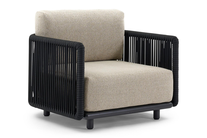 Organo loungestoel in zwart aluminium en zwart verticaal geweven luxe vlakke rope met marbella beige All Weather Cosytica kussen