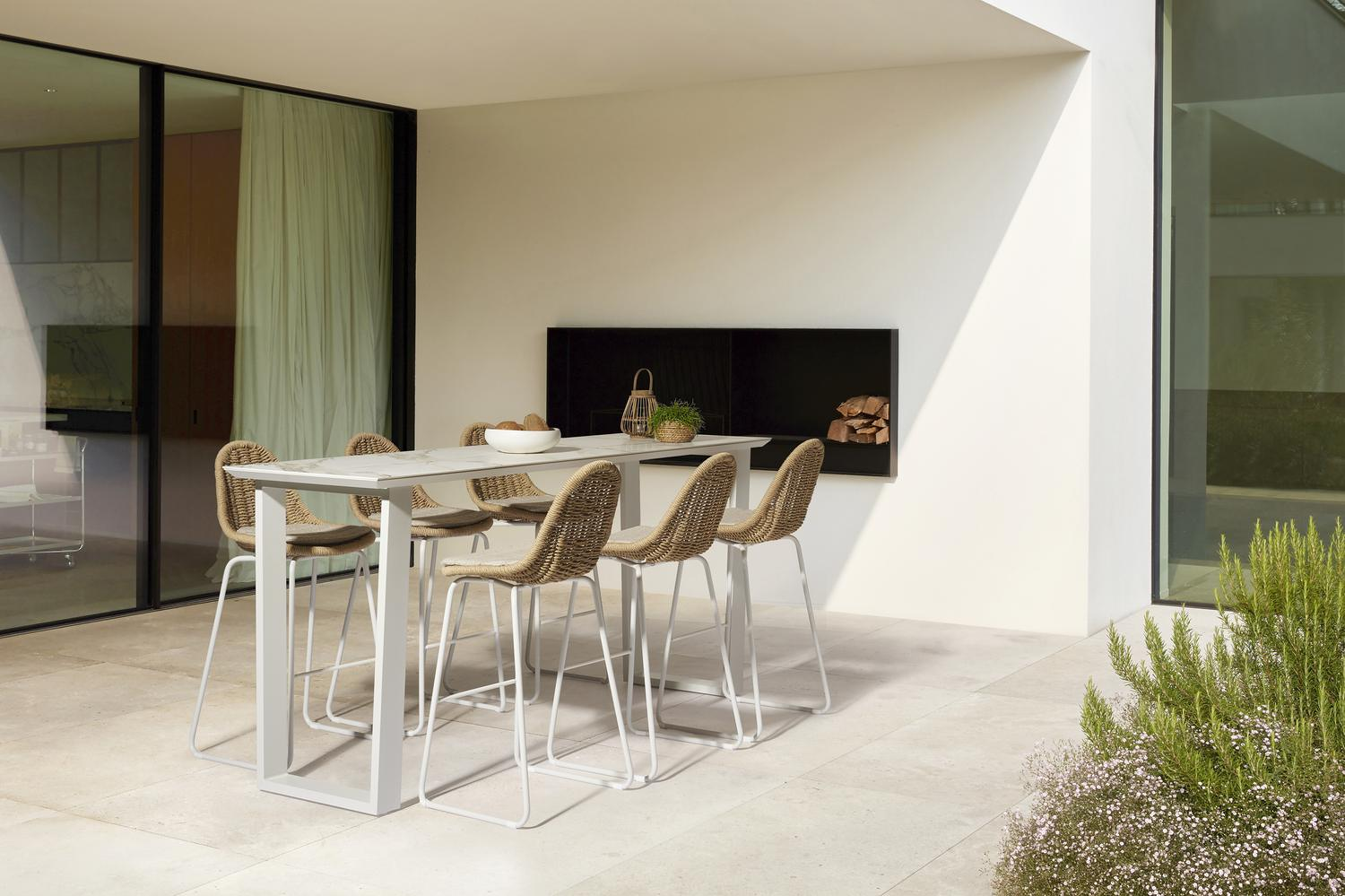 Chaise de bar Pagino in aluminium blanc et résine tressée naturel