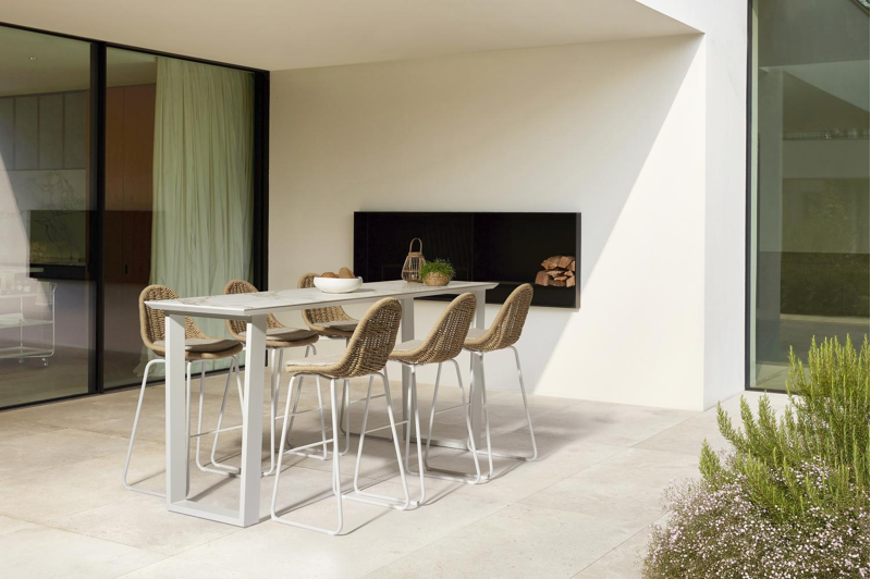 Pagino barstoel in wit aluminium en naturel wicker