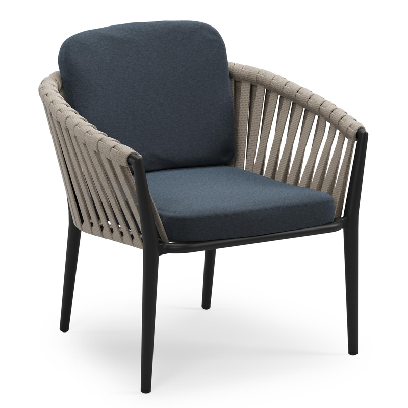 Orso low dining tuinstoel in zwart aluminium en beige verticaal geweven luxe vlakke brede rope met stoelkussen in All Weather Sunbrella® Luxe Heritage Indigo