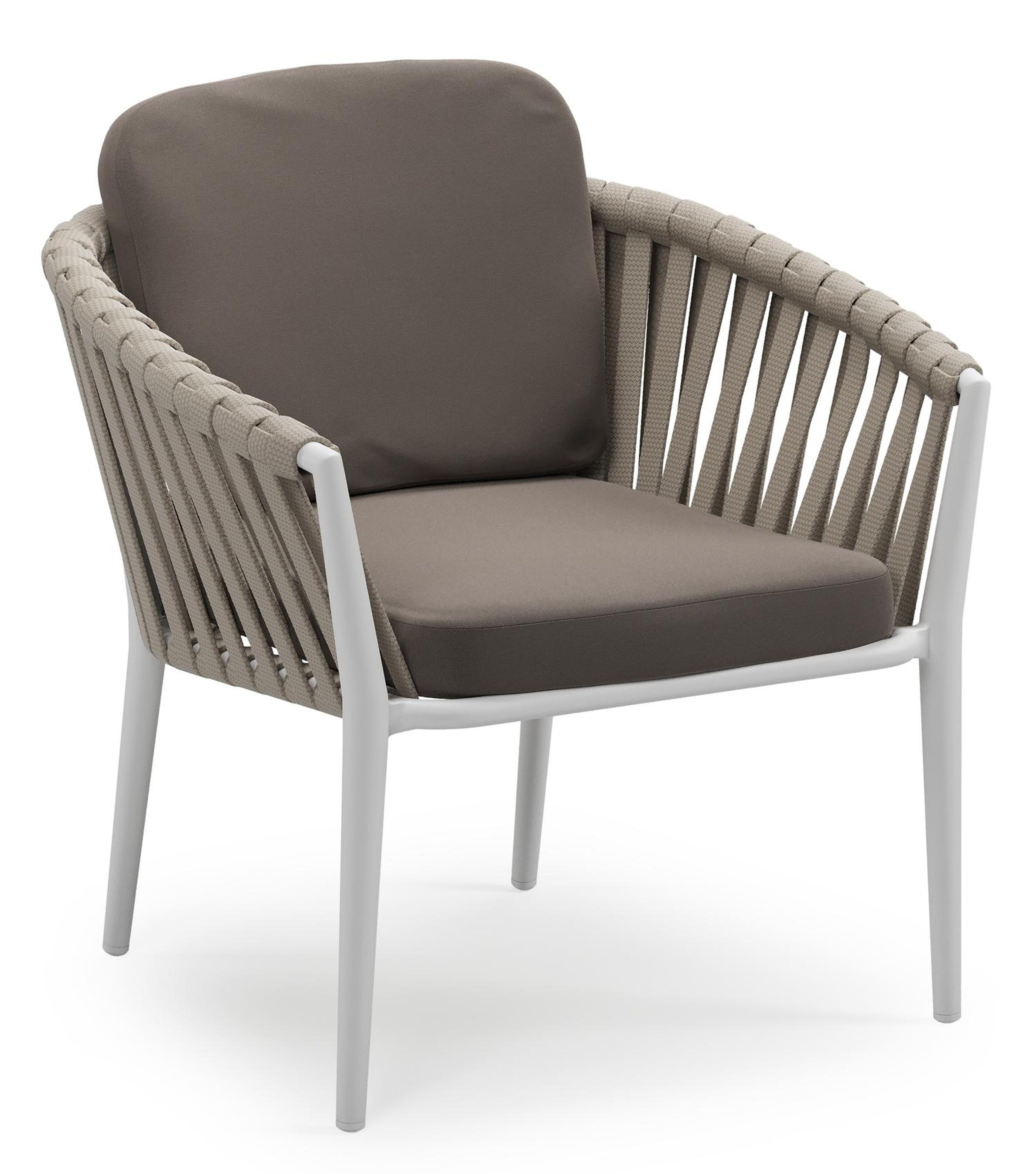 Orso low dining tuinstoel in wit aluminium en beige verticaal geweven luxe vlakke brede rope met stoelkussen in All Weather Sunbrella® Luxe Natte Nature Grey
