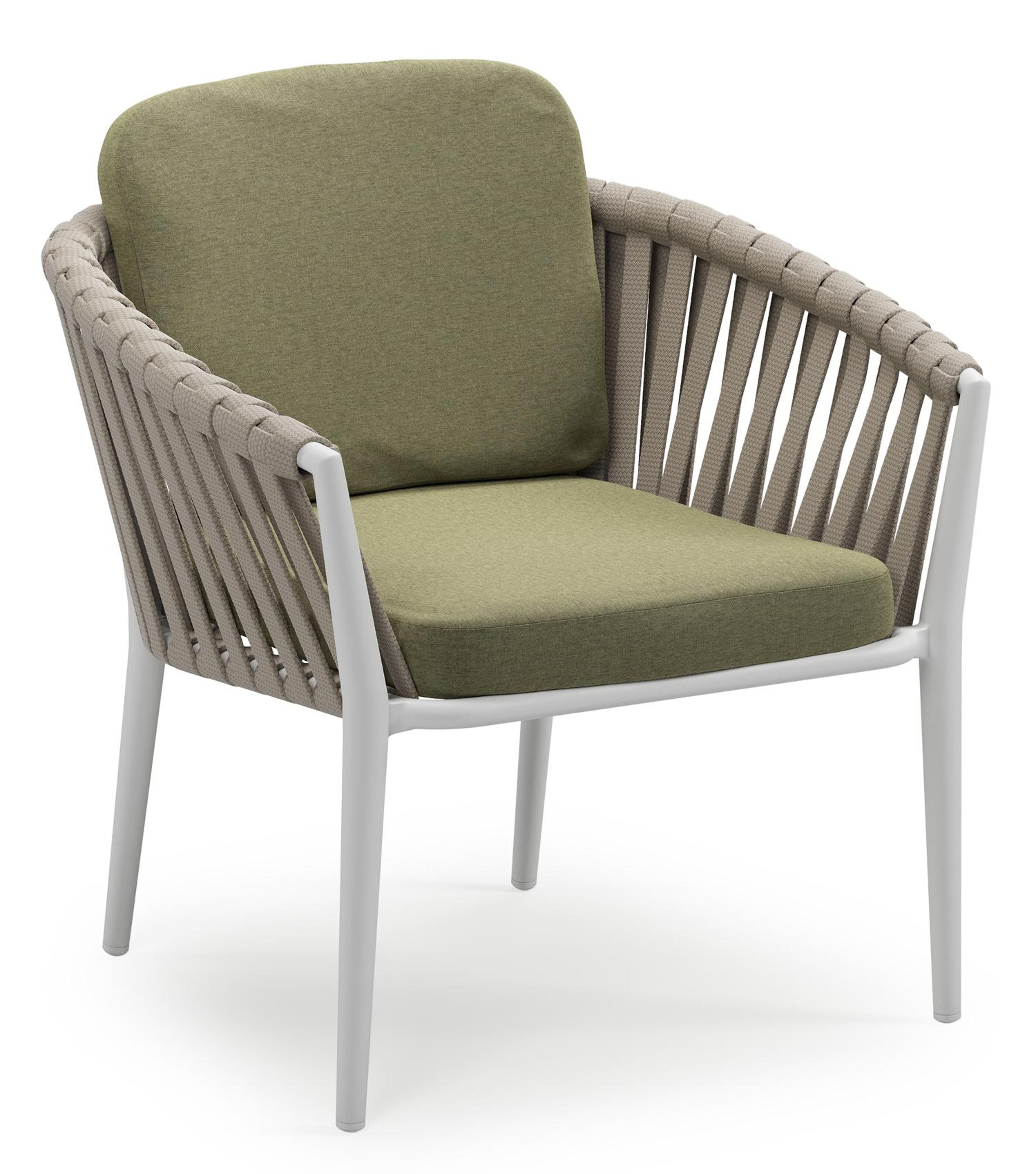 Orso low dining tuinstoel in wit aluminium en beige verticaal geweven luxe vlakke brede rope met stoelkussen in All Weather Sunbrella® Luxe Heritage Leaf