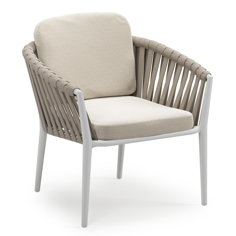 Orso low dining tuinstoel in wit aluminium en beige verticaal geweven luxe vlakke brede rope met stoelkussen in All Weather Sunbrella® Luxe Lopi Marble
