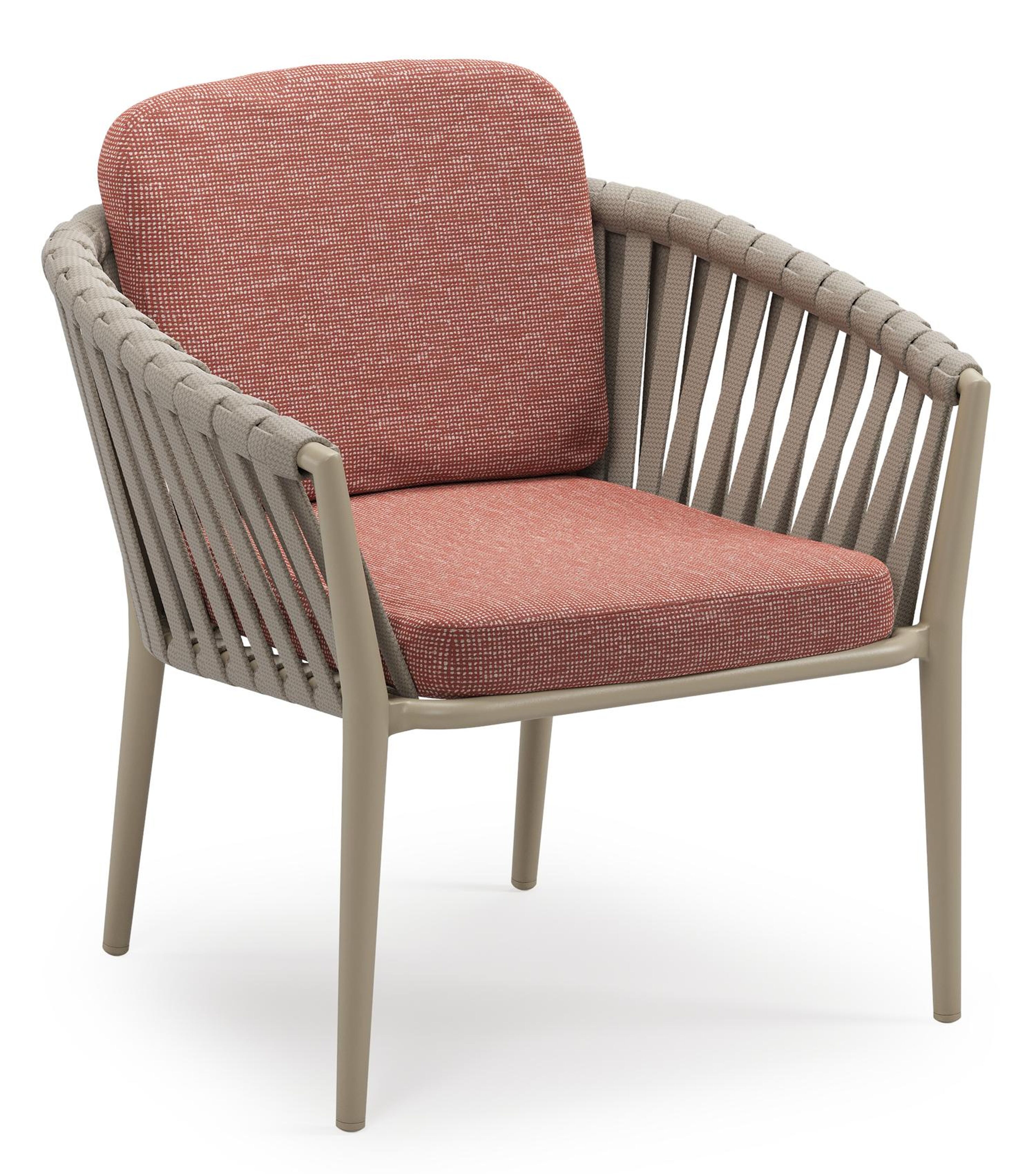 Orso low dining tuinstoel in beige aluminium en beige verticaal geweven luxe vlakke brede rope met stoelkussen in All Weather Sunbrella® Luxe Slow Alezan