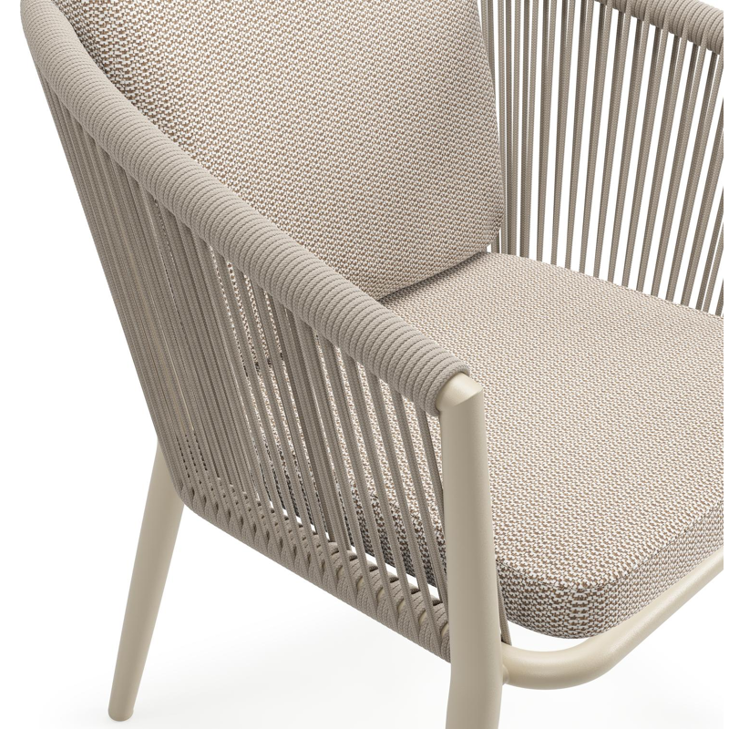 Orso tuinstoel in beige aluminium en beige verticaal geweven ronde rope met luxe zitkussen in All Weather Sunbrella® Luxe Lopi Fossil